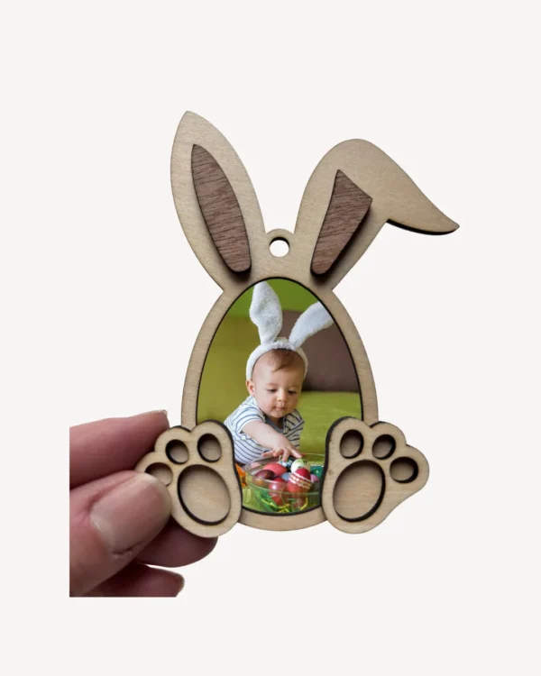 Cadre photo en bois forme œuf de Pâques avec oreilles de lapin et pattes, décoration artisanale pour photo d’enfant tenu en main
