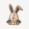Cadre photo en bois forme œuf de Pâques avec oreilles et pattes de lapin, photo d’enfant intégrée.