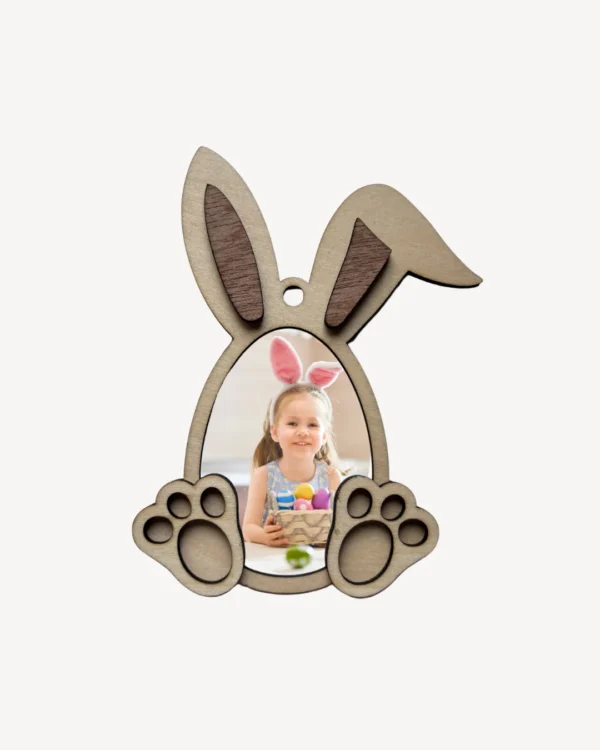 Cadre photo en bois forme œuf de Pâques avec oreilles et pattes de lapin, photo d’enfant intégrée.
