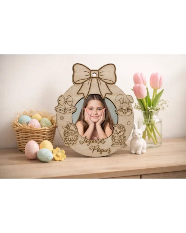 Cadre photo rond de Pâques en bois avec photo d’enfant, posé sur une table décorée d’œufs pastel et de tulipes.