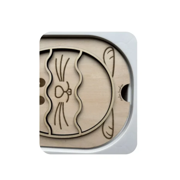 Détail de l’insert sensoriel en bois thème lapin de Pâques avec zone à remplir, support éducatif favorisant la motricité fine, la créativité et l’exploration tactile chez l’enfant.