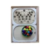 Bol de pompons colorés à côté de l’insert sensoriel papillon en bois avec trous de 2,5 cm