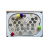 Pompons colorés posés sur le papillon en bois avec trous de 2,5 cm – insert sensoriel motricité fine