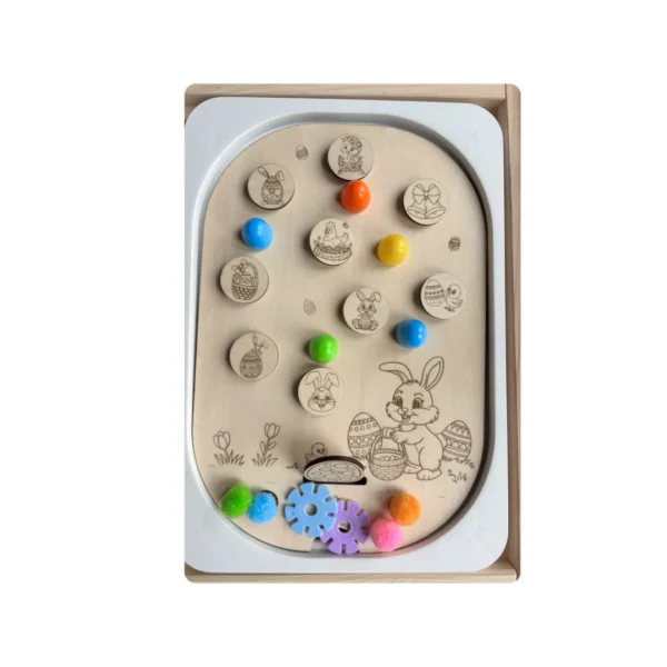 Insert sensoriel en bois thème Pâques avec lapin, pastilles colorées et jetons illustrés, favorisant le tri des couleurs et la motricité fine chez l’enfant.