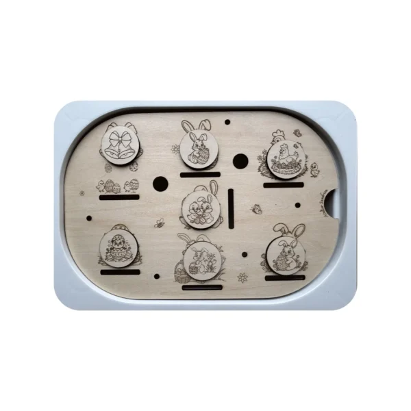 Insert sensoriel en bois thème Pâques avec lapins gravés et jetons assortis pour activité d’association et motricité fine.