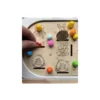 Enfant manipulant un insert sensoriel en bois thème Pâques avec lapins gravés et jetons colorés pour activité de tri et motricité fine.