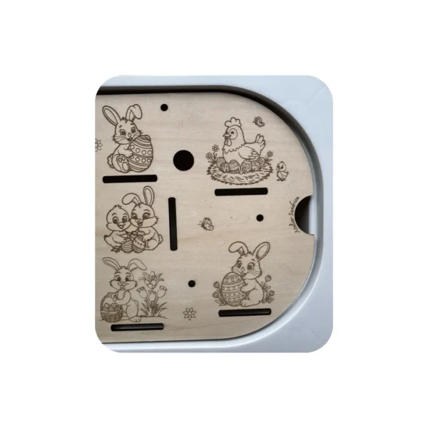 Plateau sensoriel en bois thème Pâques avec lapins gravés et emplacements pour jetons, activité éducative pour motricité fine et tri chez l’enfant.