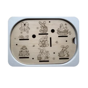 Insert sensoriel en bois sur le thème de Pâques avec lapins gravés et emplacements pour jetons, activité éducative de tri et motricité fine pour enfants.
