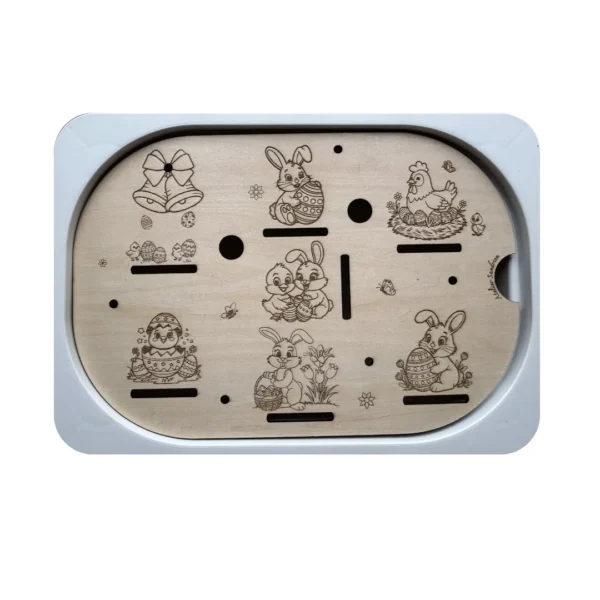 Insert sensoriel en bois sur le thème de Pâques avec lapins gravés et emplacements pour jetons, activité éducative de tri et motricité fine pour enfants.