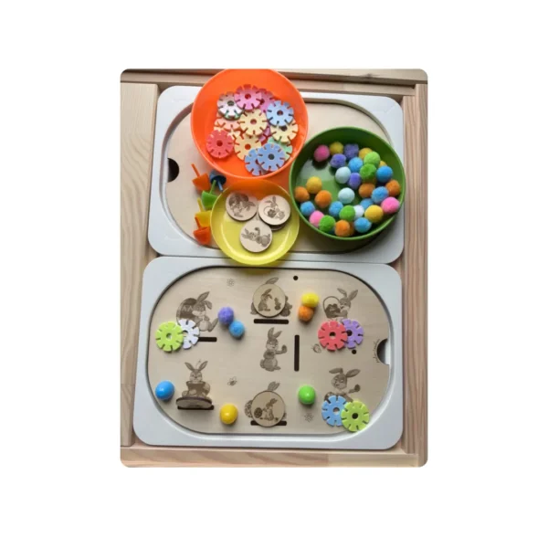 Insert sensoriel en bois thème Pâques avec lapins gravés et accessoires présentés en bols pour activités de tri, manipulation et motricité fine chez l’enfant.