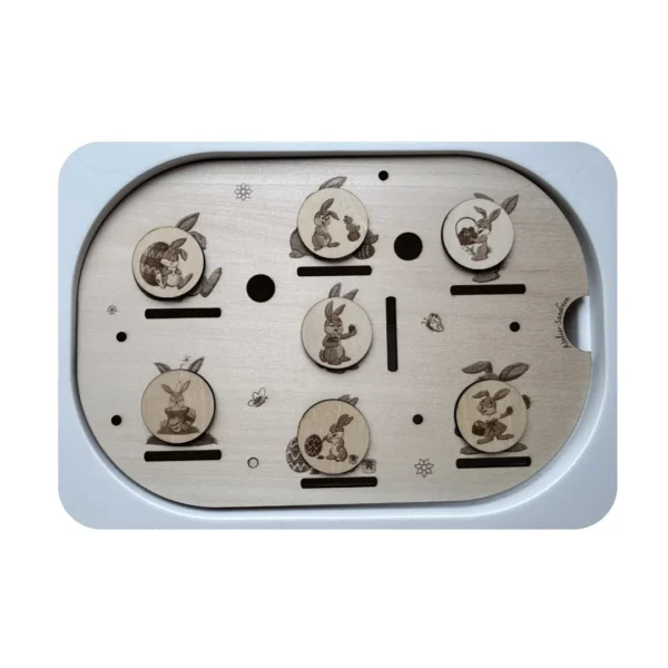 Insert sensoriel en bois thème Pâques avec lapins gravés et jetons illustrés, jeu éducatif favorisant la motricité fine et le tri chez l’enfant.