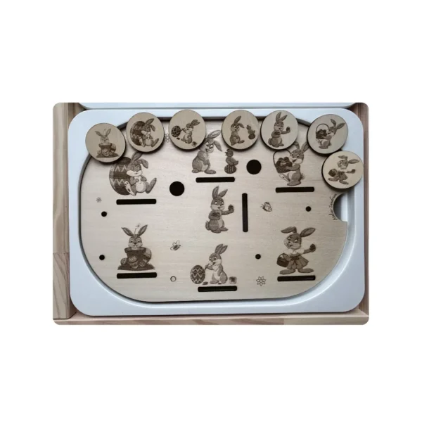 Jetons en bois gravés avec motifs lapins positionnés sur insert sensoriel thème Pâques pour activité de tri et motricité fine chez l’enfant.