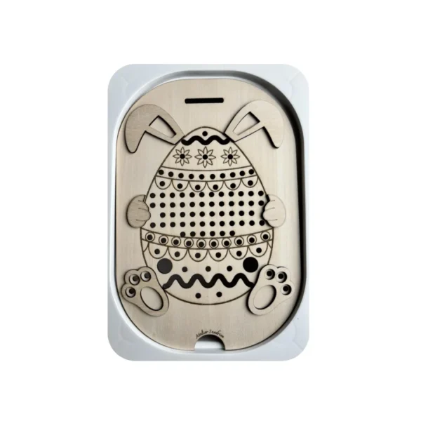Insert sensoriel en bois thème Pâques représentant un œuf décoré tenu par un lapin, support éducatif évolutif conçu pour développer la motricité fine et l’autonomie des jeunes enfants.