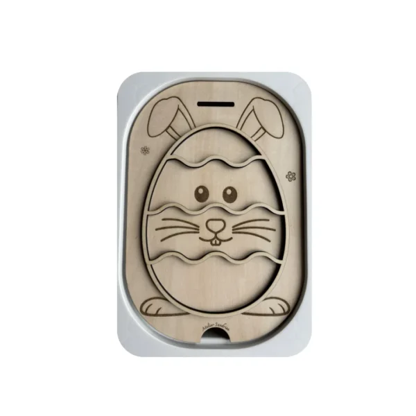 Insert sensoriel en bois thème Pâques représentant un lapin dans un œuf, support éducatif évolutif conçu pour développer la motricité fine et l’autonomie des jeunes enfants.