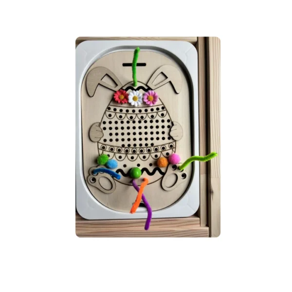 Insert sensoriel en bois thème Pâques représentant un œuf à décorer avec perles et chenilles à enfiler, activité éducative favorisant la motricité fine, la coordination et l’autonomie des jeunes enfants.