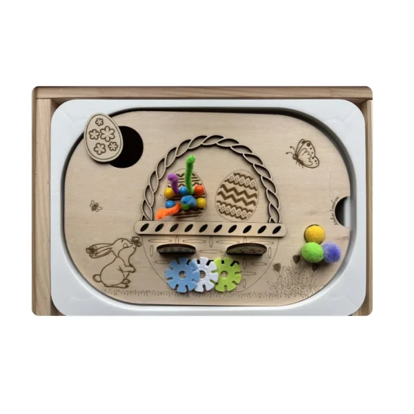 Insert sensoriel panier de Pâques en bois avec accessoires colorés, pompons et roues, activité de motricité fine pour enfants.