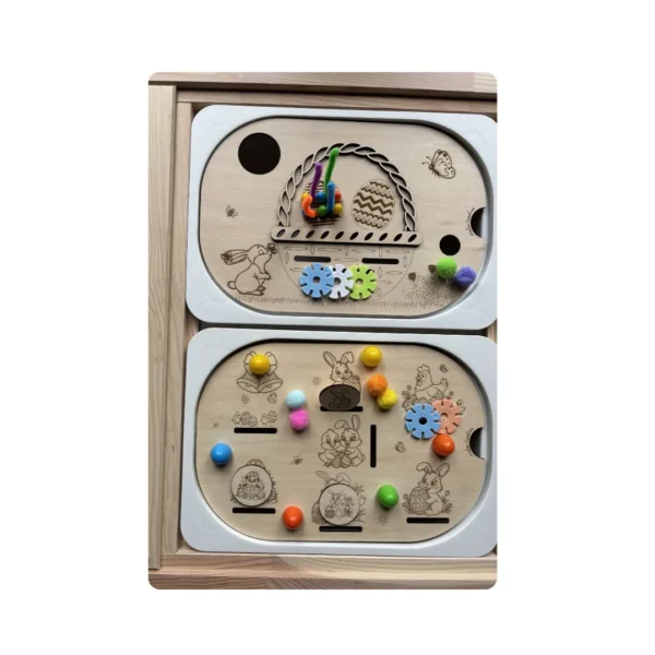 Deux inserts sensoriels en bois thème Pâques avec accessoires colorés, permettant aux enfants de trier, manipuler et développer leur motricité fine à travers le jeu.