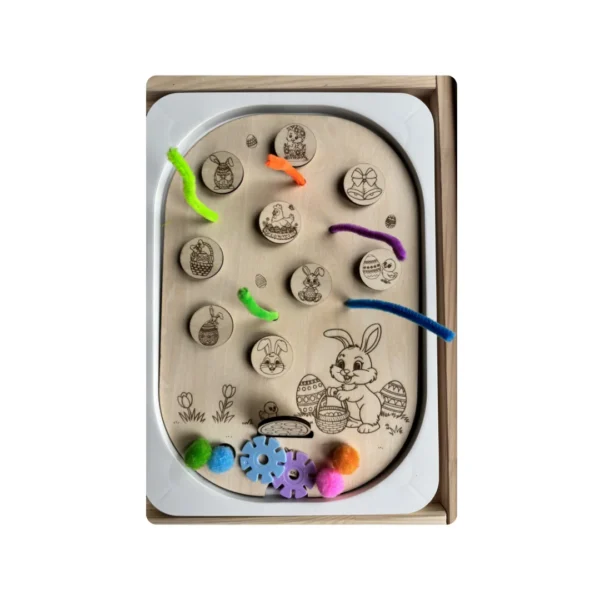 Insert sensoriel en bois thème Pâques avec jetons illustrés, chenilles colorées et accessoires sensoriels, activité éducative favorisant la motricité fine, la coordination et la créativité chez l’enfant.