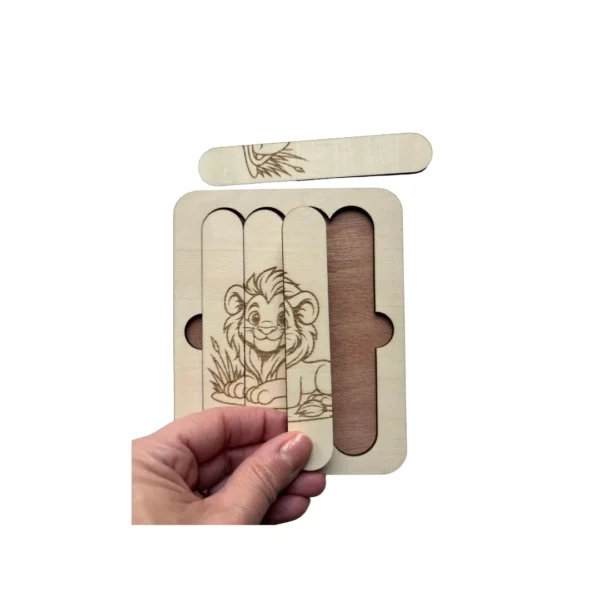 puzzle en bois lion à bâtonnets manipulé par une main d'adulte, jeu éducatif atelier sandrien