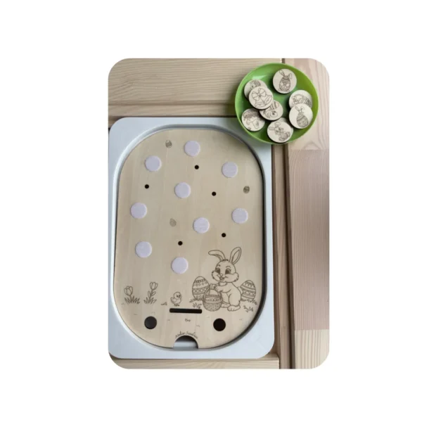 Insert sensoriel en bois thème Pâques avec pastilles scratch et jetons illustrés présentés dans un bol, activité éducative de tri et motricité fine pour jeunes enfants.