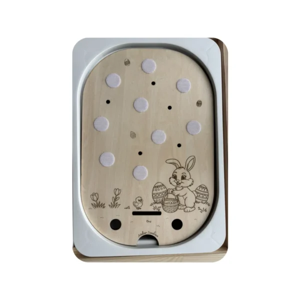 Insert sensoriel en bois thème Pâques avec pastilles scratch à positionner, représentant un lapin et des œufs décorés, jeu éducatif favorisant la motricité fine et l’autonomie de l’enfant.
