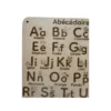Détail des lettres gravées sur le tableau abécédaire en bois, avec alphabet illustré pour l’éveil au langage