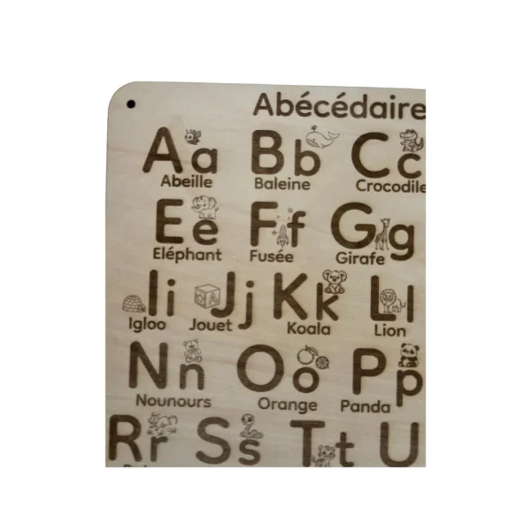 Détail des lettres gravées sur le tableau abécédaire en bois, avec alphabet illustré pour l’éveil au langage