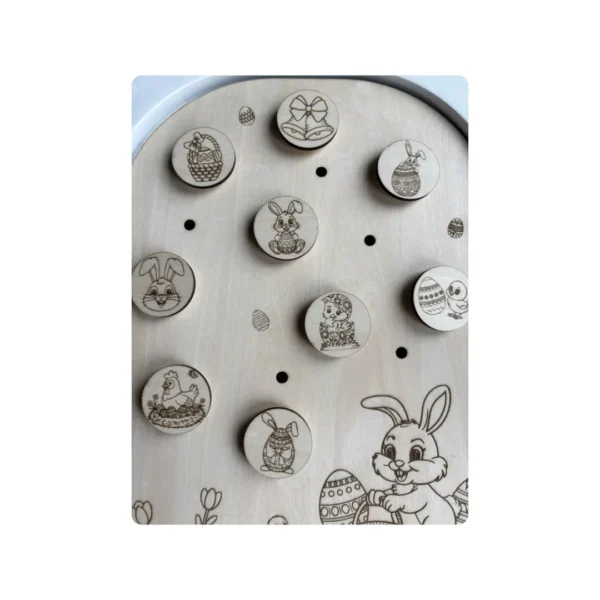 Insert sensoriel en bois sur le thème de Pâques avec jetons illustrés (lapin, poussin, œufs décorés) pour activités de tri, manipulation et motricité fine chez l’enfant.