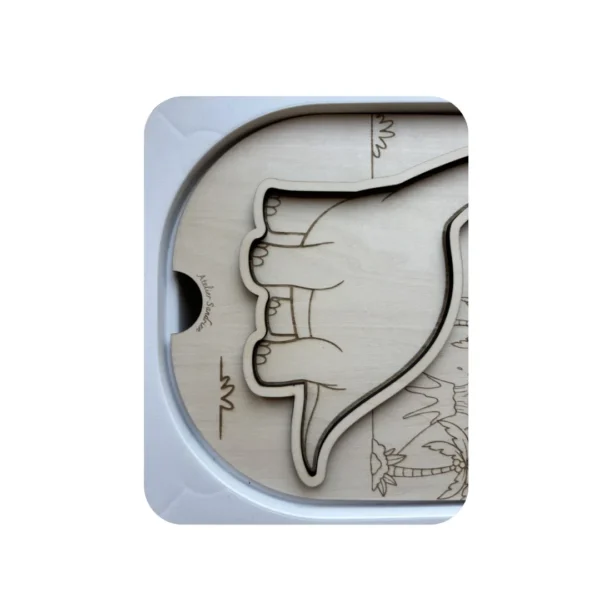 détail insert sensoriel en bois forme diplodocus à remplir