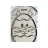 Insert sensoriel en bois en forme d’œuf de Pâques avec visage de lapin caché derrière des bandes amovibles, jeu éducatif pour motricité fine et manipulation chez l’enfant