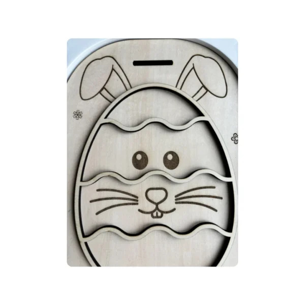Insert sensoriel en bois en forme d’œuf de Pâques avec visage de lapin caché derrière des bandes amovibles, jeu éducatif pour motricité fine et manipulation chez l’enfant