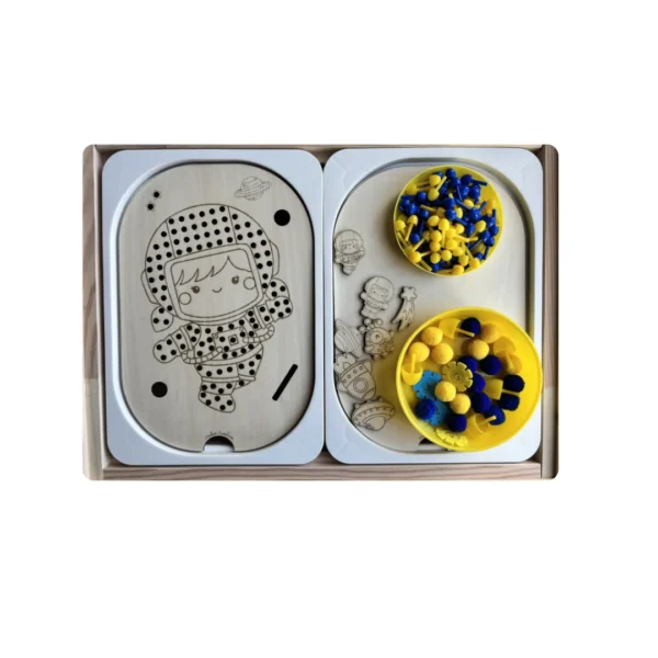 Insert sensoriel en bois -Cosmonaute à trous avec pompons et picots bleus et jaunes