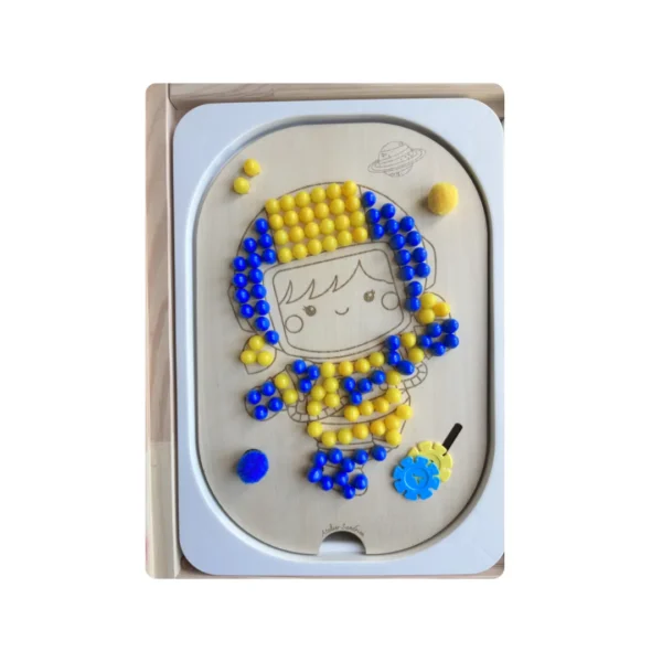 Insert sensoriel en bois -Cosmonaute à trous rempli de picots jaunes et bleus motricité fine