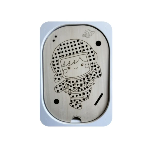 Insert sensoriel en bois -Cosmonaute à trous vide