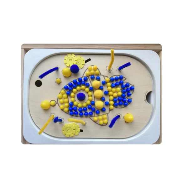 Insert sensoriel en bois -Fusée à trous avec accessoires colorés