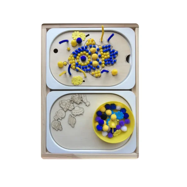 Insert sensoriel en bois - Fusée à trous et ses accessoires et jetons associés