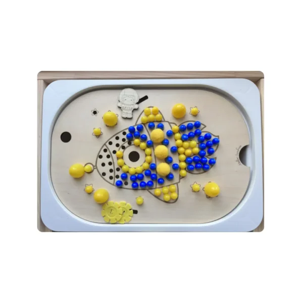 Insert sensoriel en bois -Fusée à trous remplie de picots jaunes et bleus