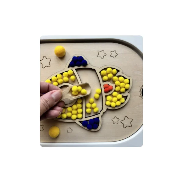 Insert sensoriel en bois -Fusée remplie de pompons et une main