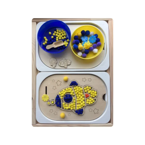 Insert sensoriel en bois -Fusée remplie et ses accessoires dans 2 bols (jaune, bleu)