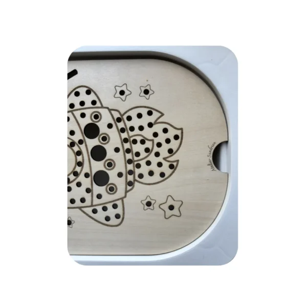 Insert sensoriel en bois -Zoom Fusée à trous derrière