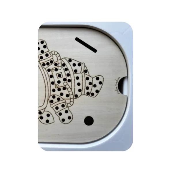 Insert sensoriel en bois -Zoom cosmonaute à trous vison sur pieds