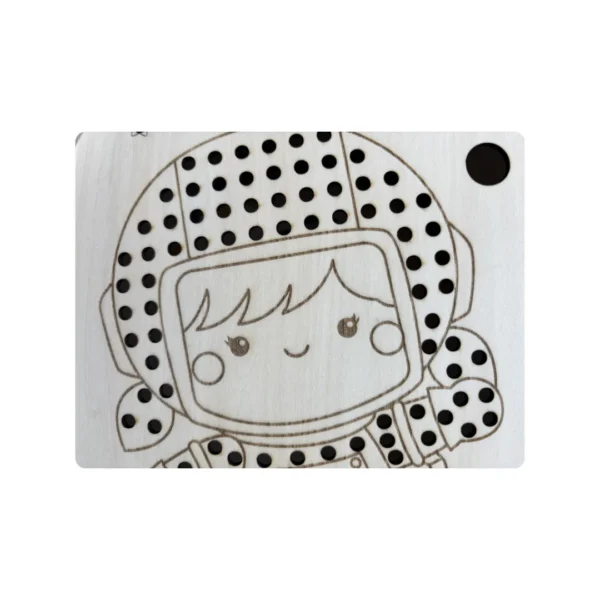 Insert sensoriel en bois -Zoom cosmonaute à trous vison sur la tête