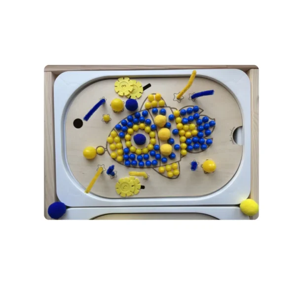 Insert sensoriel en bois -fusée à trous remplie de picots jaunes et bleus