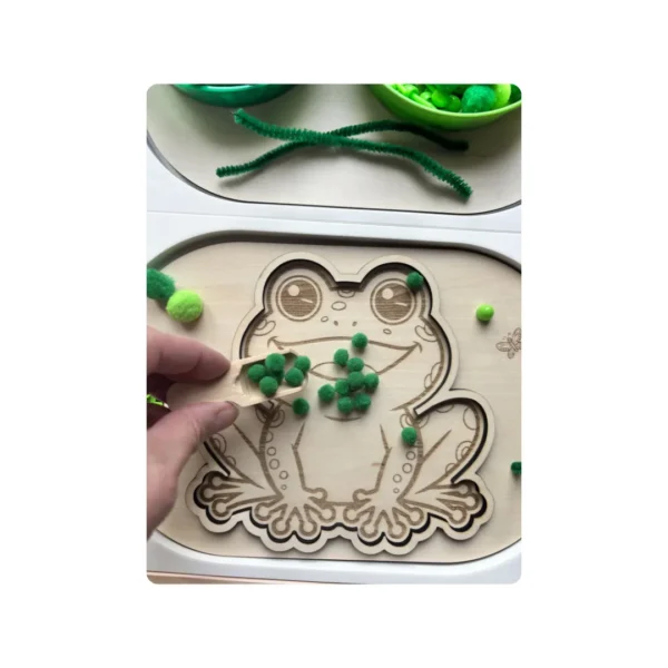Insert sensoriel en bois - la grenouille à remplir avec main et pompons verts