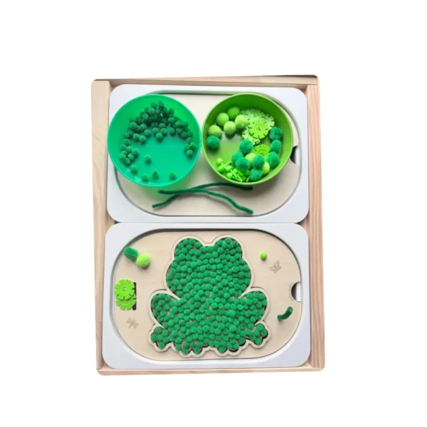 Insert sensoriel en bois - la grenouille remplie de pompons verts et bols accessoires