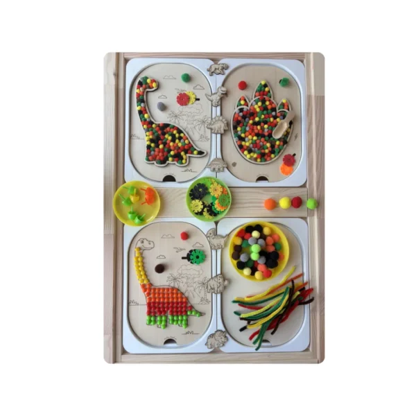 Mise en scène d’inserts sensoriels dinosaures en bois avec bols et accessoires colorés