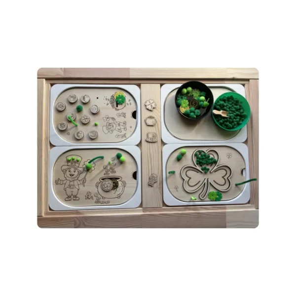 Plateau sensoriel en bois avec plusieurs inserts thème Saint-Patrick : chapelier, chaudron et trèfle, avec accessoires verts pour motricité fine.