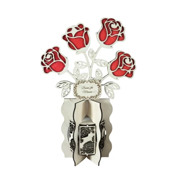 Bouquet de 4 roses rouges en bois avec vase décoratif ajouré posé sur un meuble