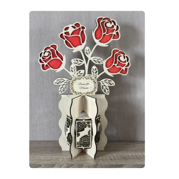 Bouquet de 4 roses rouges en bois sur vase ondulé ajouré décoratif
