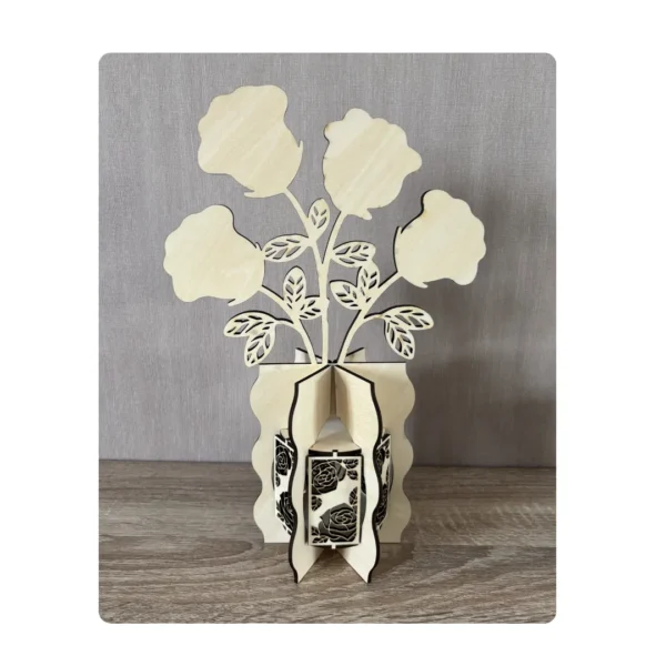 Bouquet de 4 roses rouges en bois sur vase décoratif ajouré, vu de dos